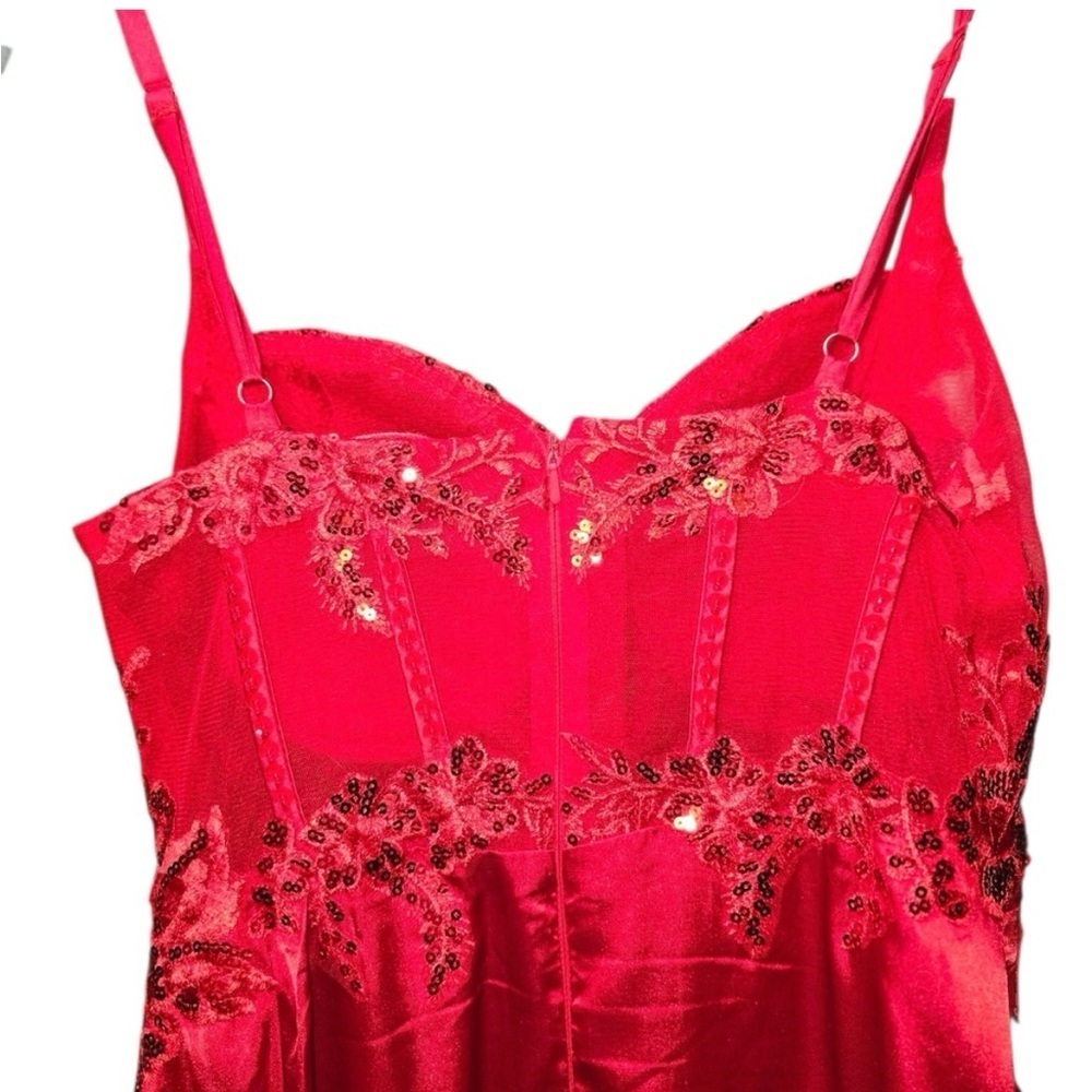 Elegant Red Evening Gown - Picture 5 of 5